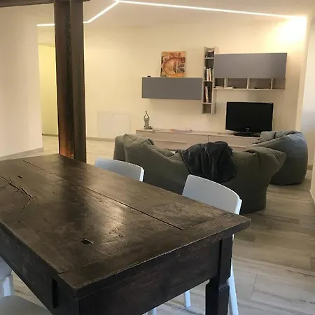Bright Newly Renovated Apartment *