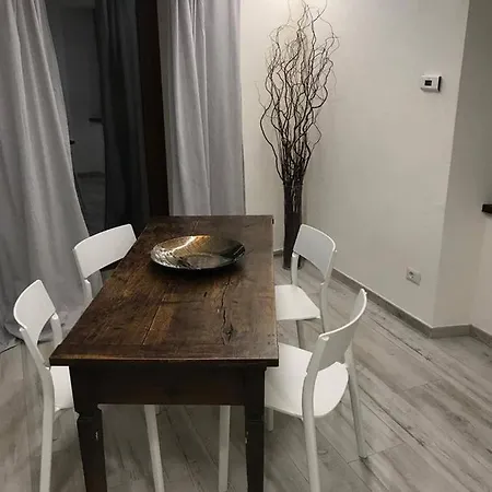 Bright Newly Renovated Apartment *